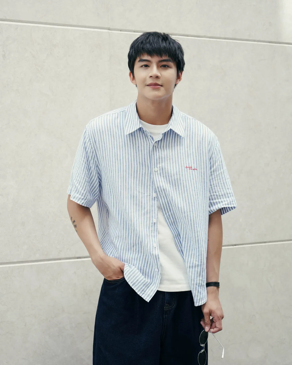 Áo sơ mi tay ngắn nam sọc linen có hình thêu. Regular - 1
