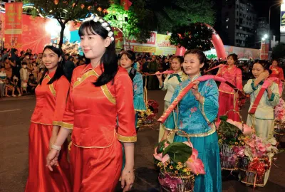trang phục dân tộc hoa