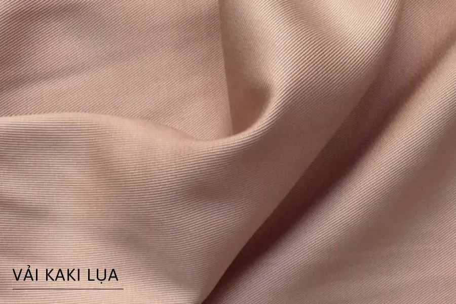 Chất vải kaki lụa tương tự như lụa thật khà khắc phục được tính cứng của kaki giúp vải mịn và mát hơn.
