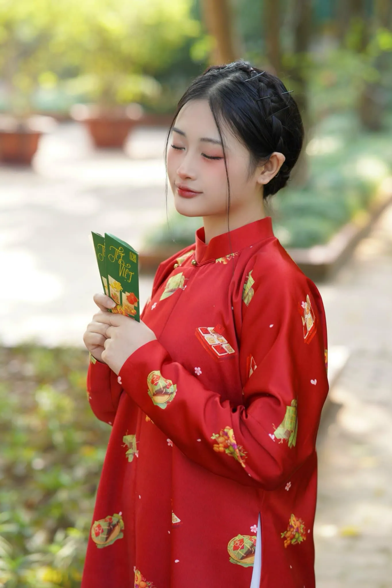 Mẫu áo ngũ thân tay chẽn thích hợp để diện dịp Tết