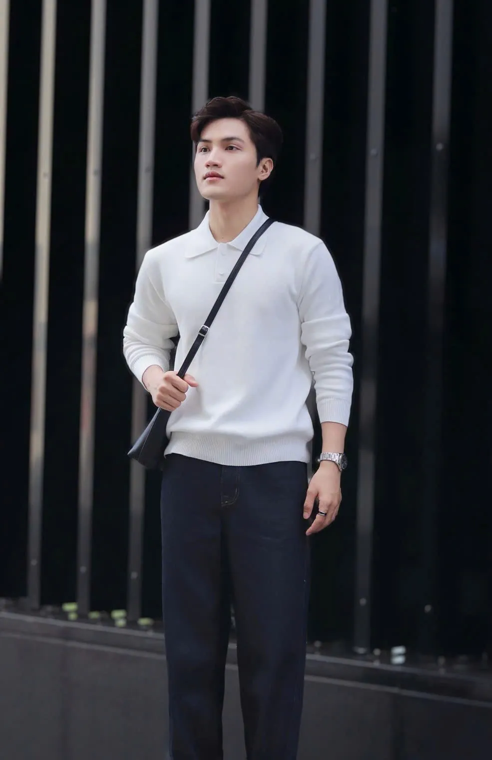 Phối quần jean với áo len trắng dài tay basic (Nguồn: Routine)