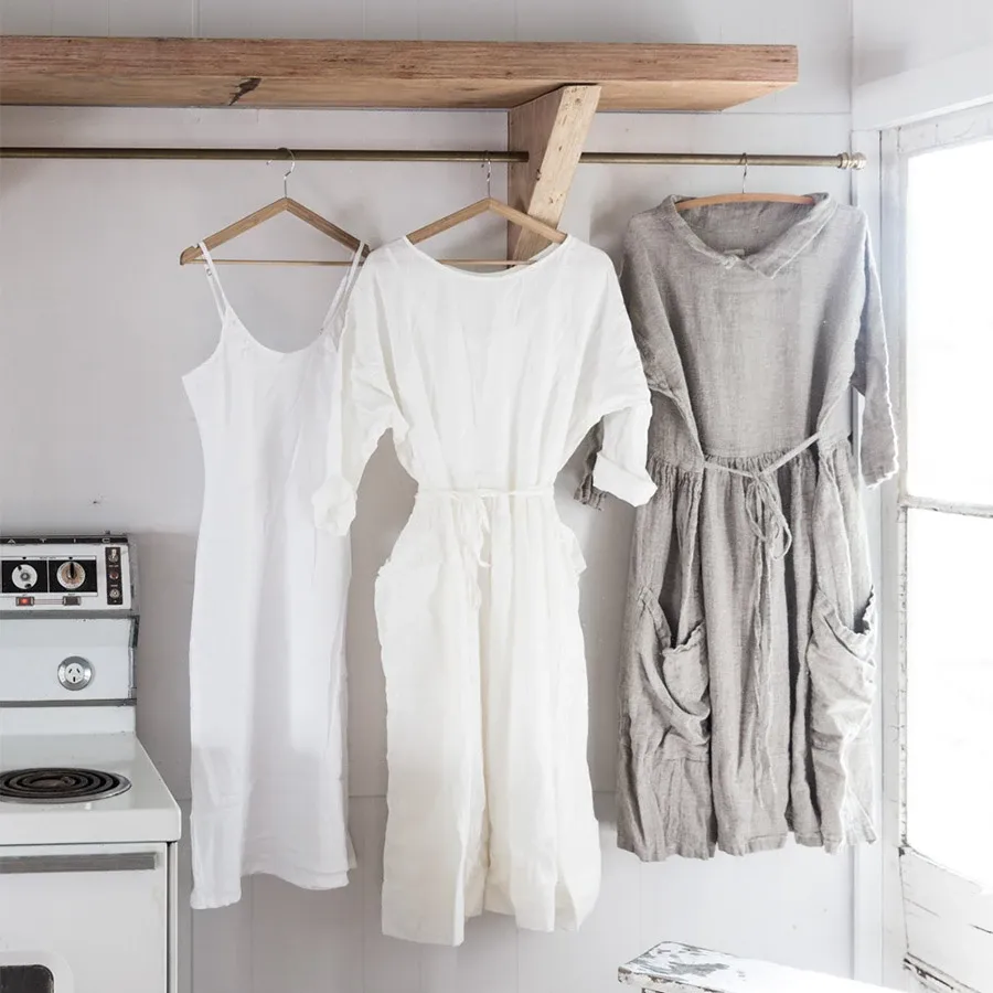 Phơi quần áo linen tránh nơi có nắng gắt, tốt nhất là chọn nơi thoáng mát và có gió lùa để phơi.