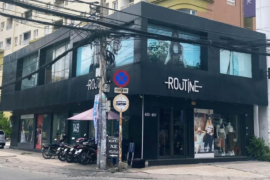 Routine Âu Cơ nằm ở vị trí dễ tìm với thiết kế không gian mua sắm rộng lớn