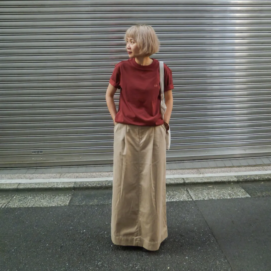 Chân váy midi dài và áo thun nữ tính rất phù hợp khi đi chùa