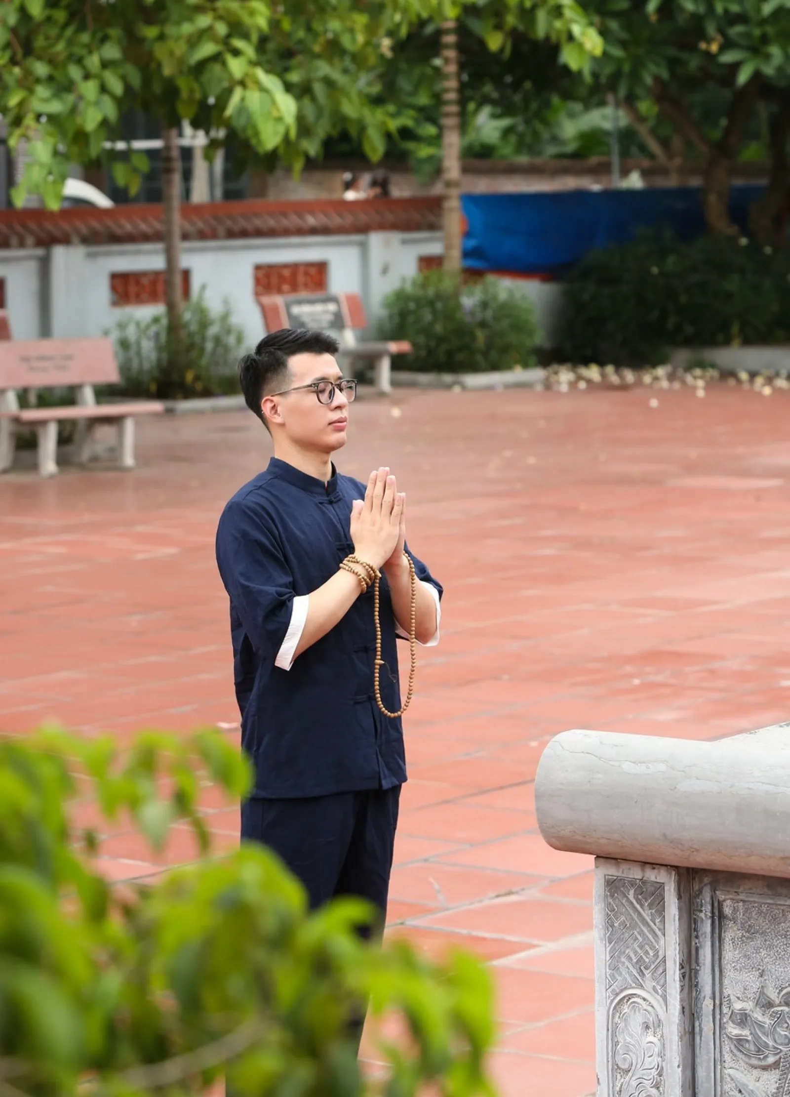 Nam giới cũng có thể diện quần áo Phật tử khi đi chùa