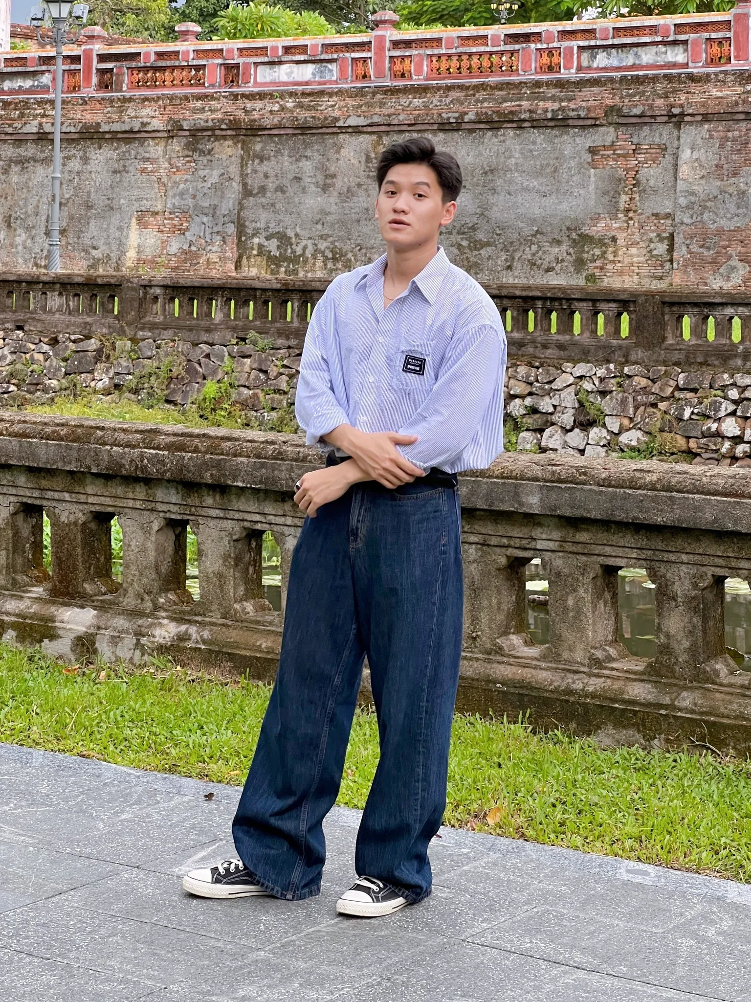 Quần jean dài cũng là lựa chọn cho nam giới khi đi chùa, nơi tâm linh