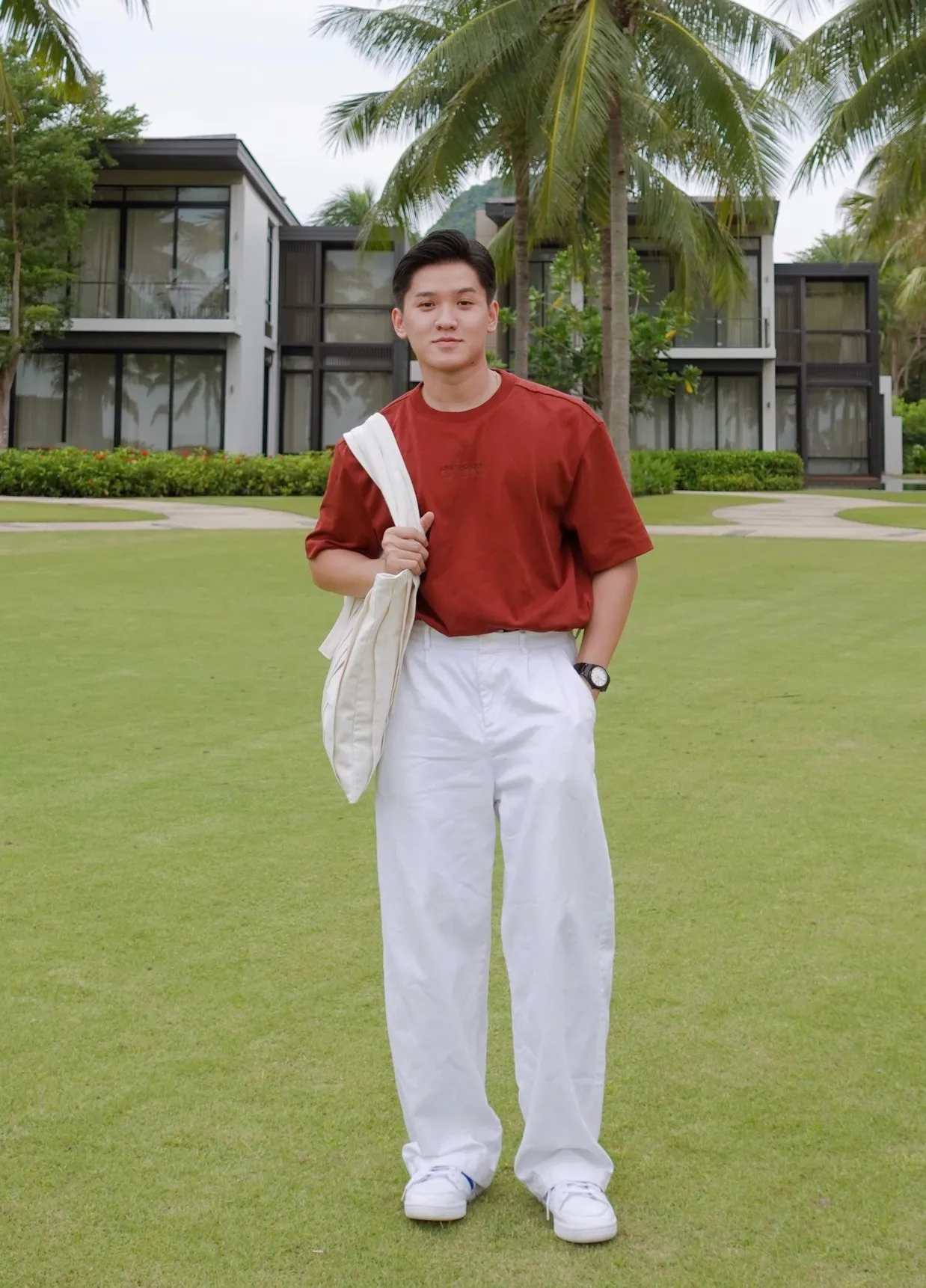 phối áo thun với quần kaki đơn giản