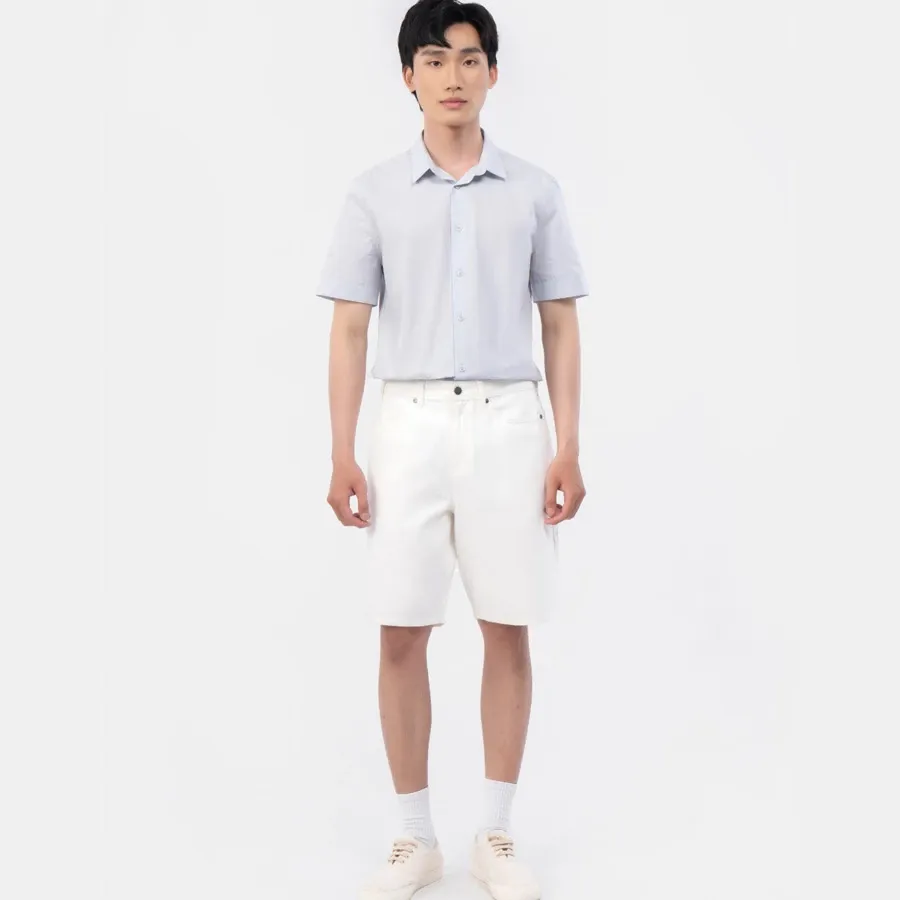 Áo sơ mi và quần short jeans form loose mang lại vẻ ngoài năng động, trẻ trung nhưng không kém phần trang nhã, lịch sự