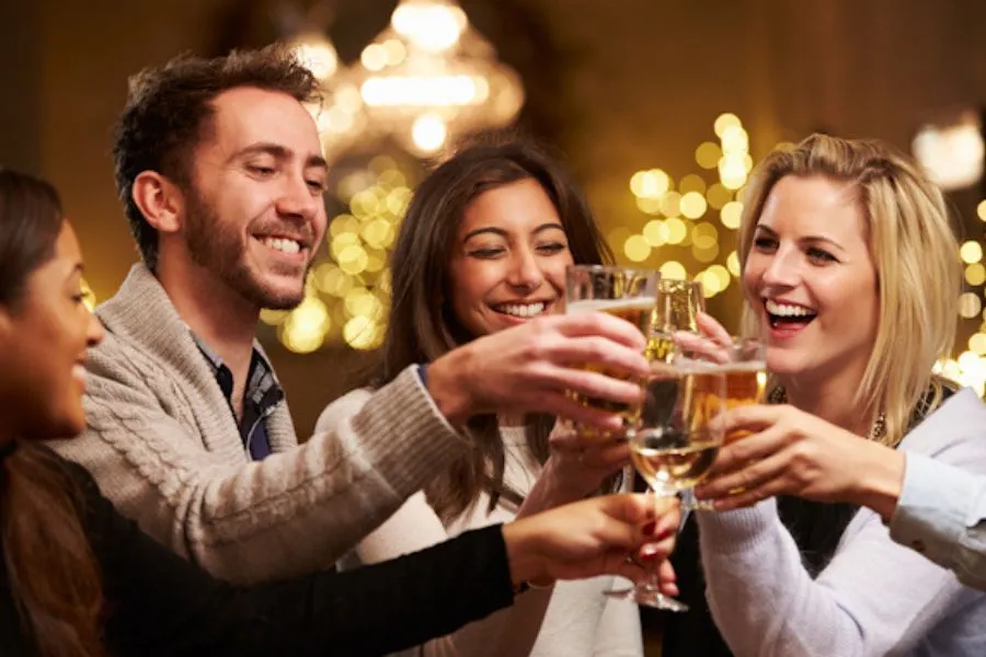 Những người độc thân cùng nhau hợp mặt, ăn uống quên đi cảm giác lẻ loi trong ngày lễ độc thân.