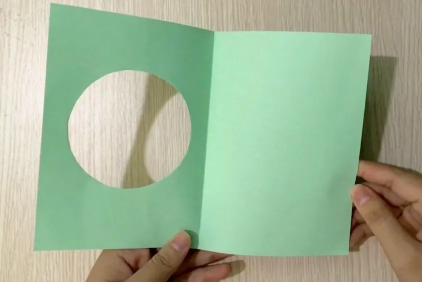 gập đôi tờ giấy và cắt 1 hình tròn