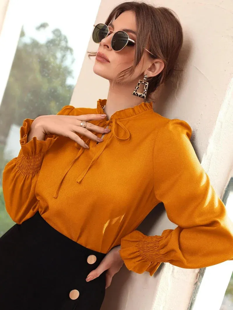 Outfit áo blouse màu cam phối cùng chân váy đen thanh lịch (Nguồn: Internet)