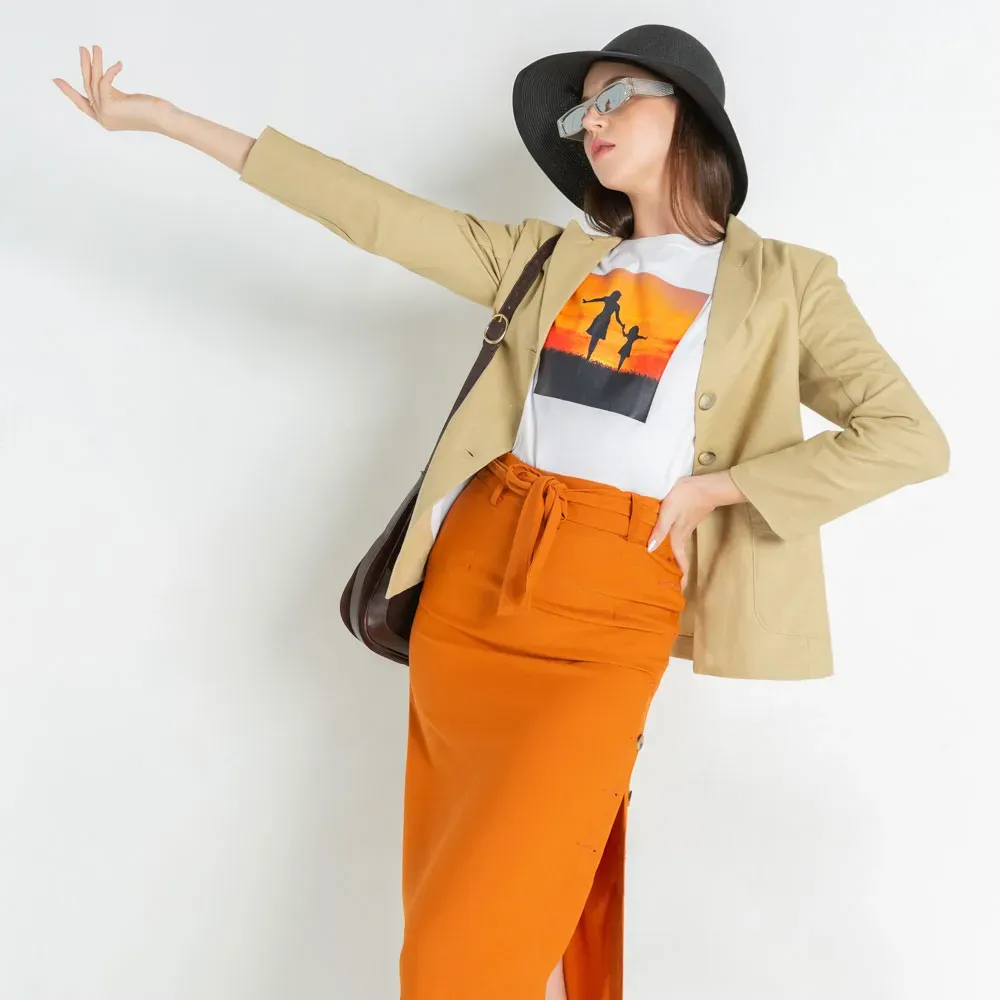 Phối màu cam đất với áo thun trắng và áo blazer vàng nổi bật (Nguồn: Internet)