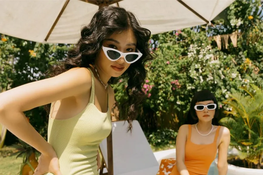 Phụ kiện là một món đồ không thể thiếu để giúp các nàng tạo nên những shoot hình đi biển đẹp.