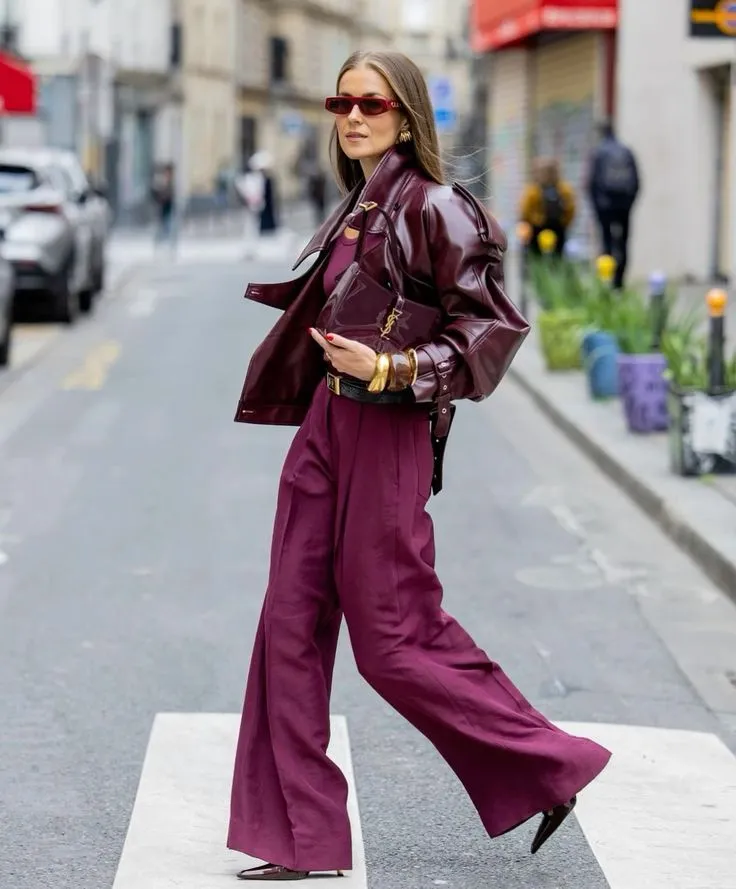 phối với jacket da màu burgundy