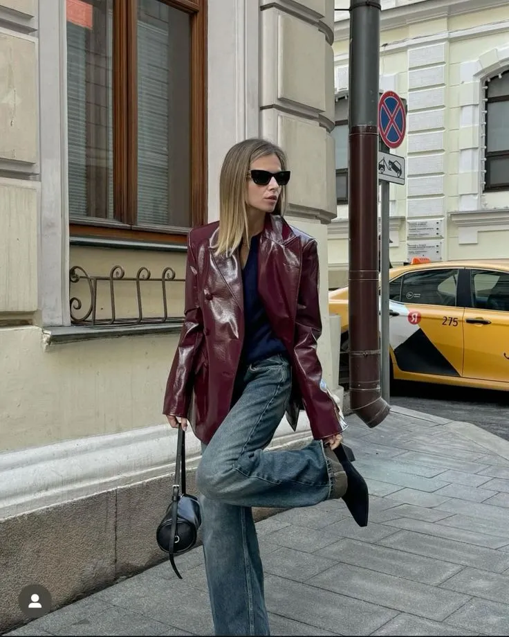 nổi bật với mẫu blazer burgundy