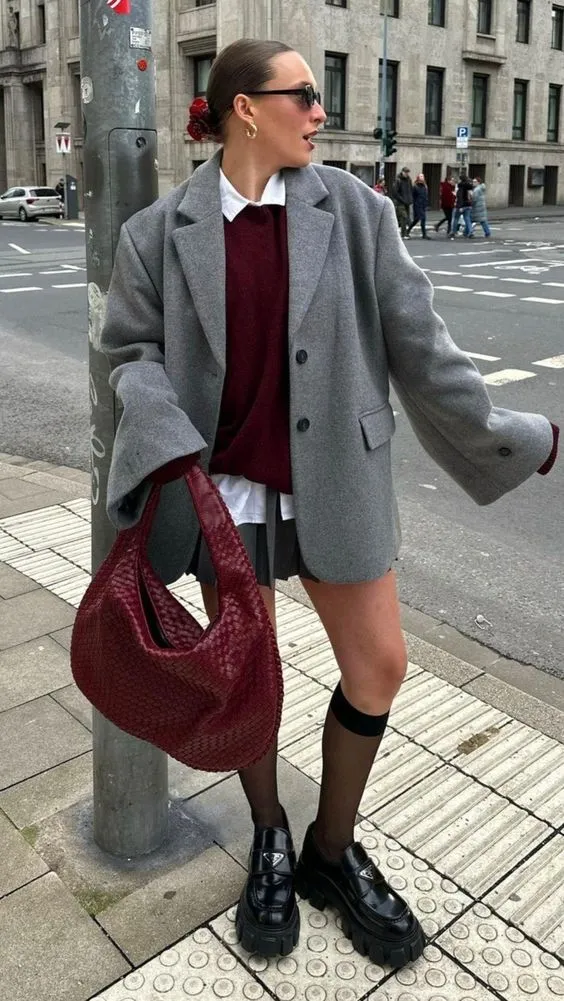 nổi bật và năng động với gam màu burgundy