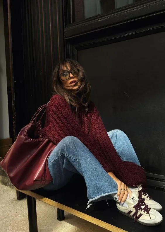 áo len và quần jean khiến outfit năng động hơn