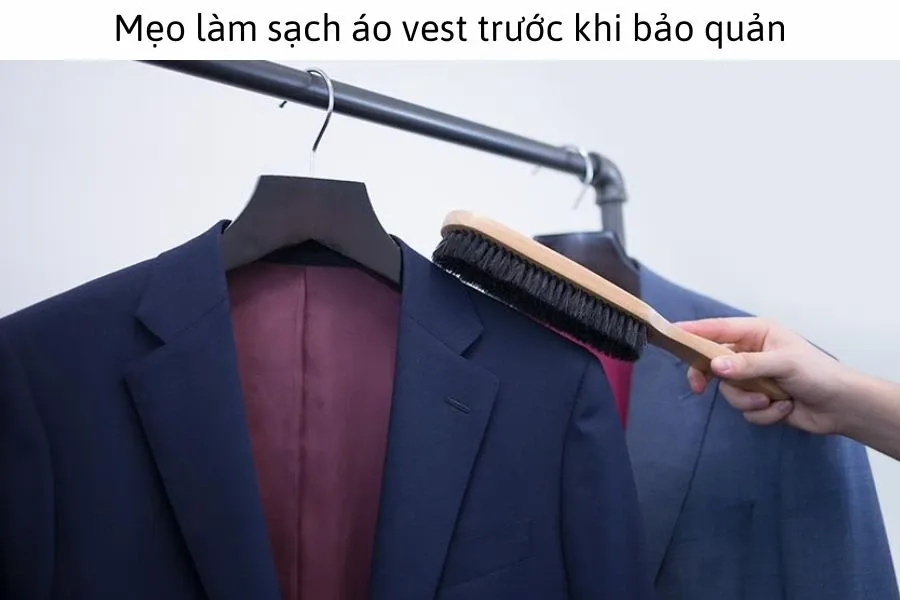 Làm sạch áo vest của bạn trước quá trình bảo quản cũng là một mẹo rất hay để giữ chiếc áo của mình luôn bền đẹp.