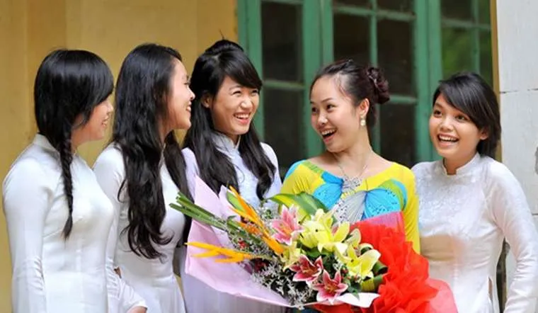 tặng cô giáo những bó hoa tươi