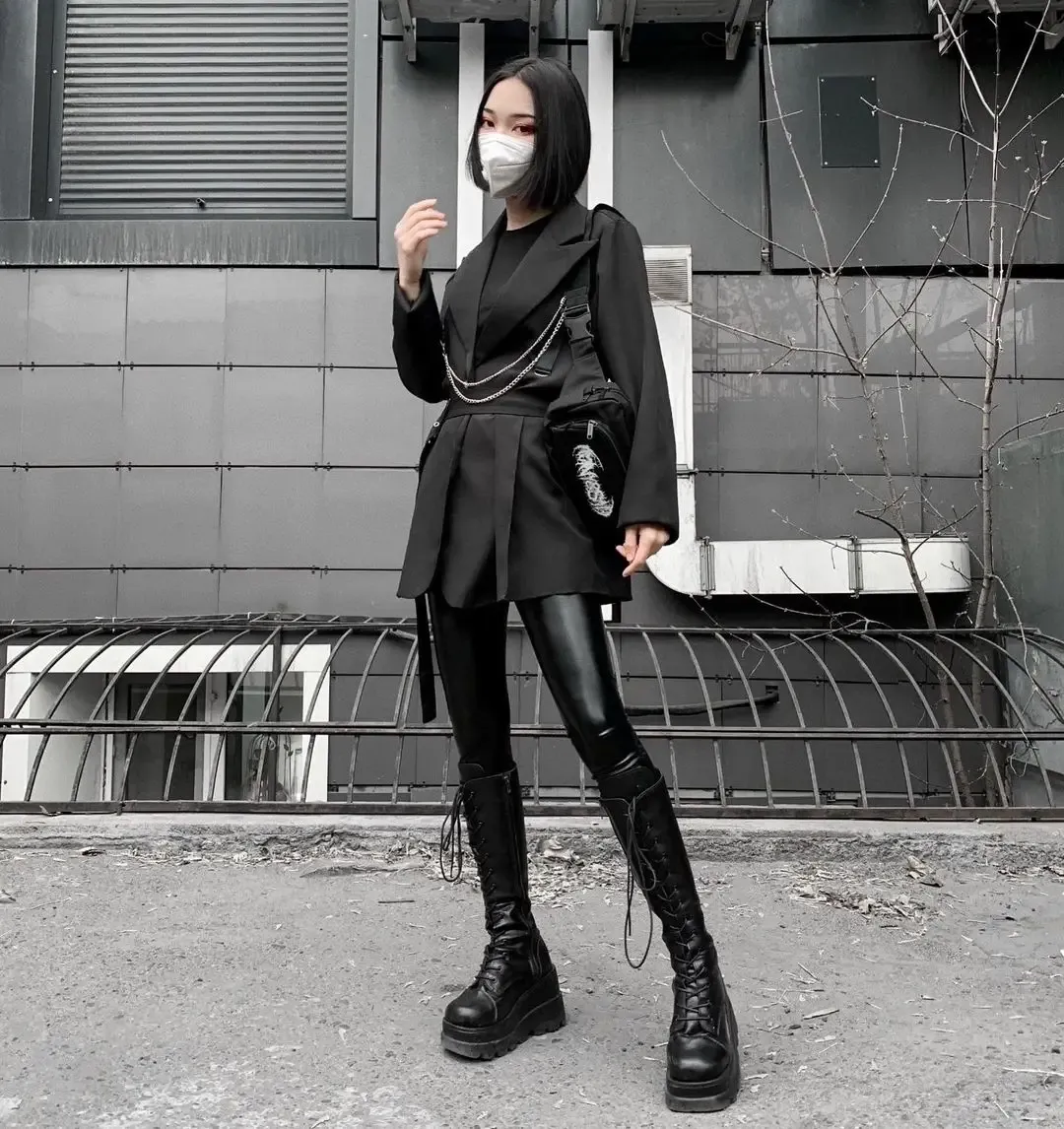 Phong cách Darkwear sử dụng các phụ kiện thời trang độc lạ và cá tính mạnh (Nguồn: Internet)