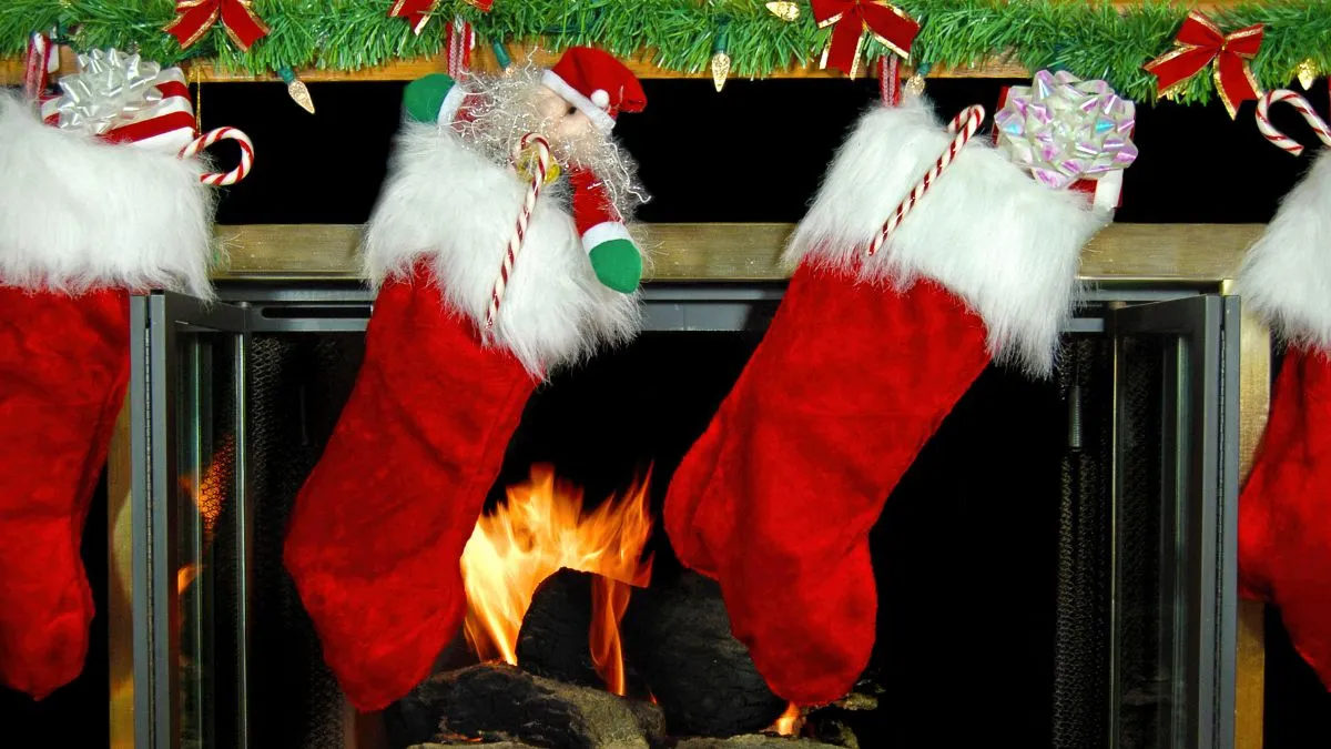 Hình ảnh những chiếc tất được ông già Noel nhét quà