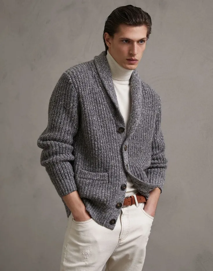 Cardigan phối áo len cổ lọ theo phong cách cổ điển và thời thượng