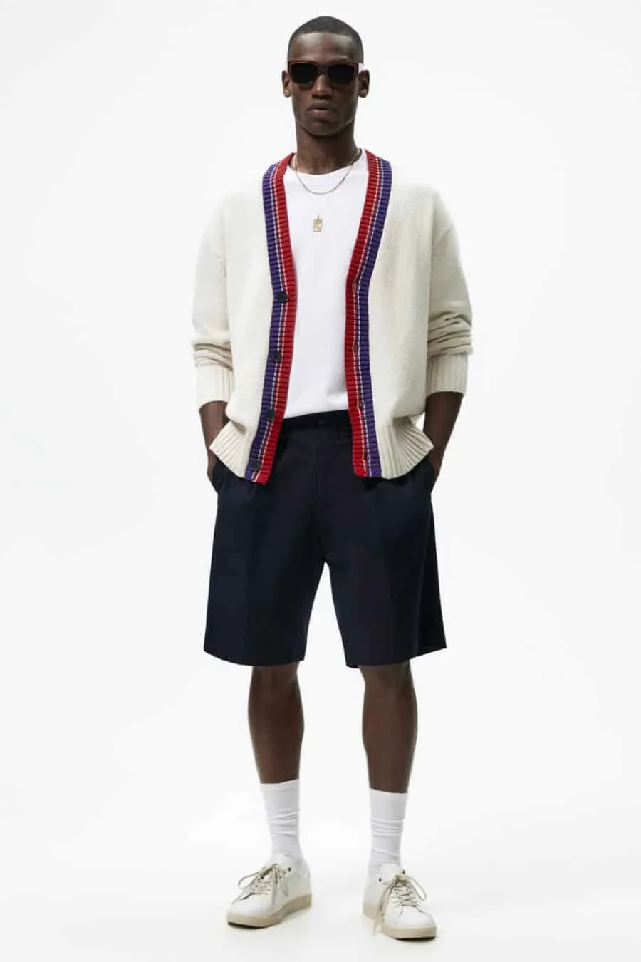 Áo cardigan kết hợp áo thun trơn và quần lửng thật phong cách