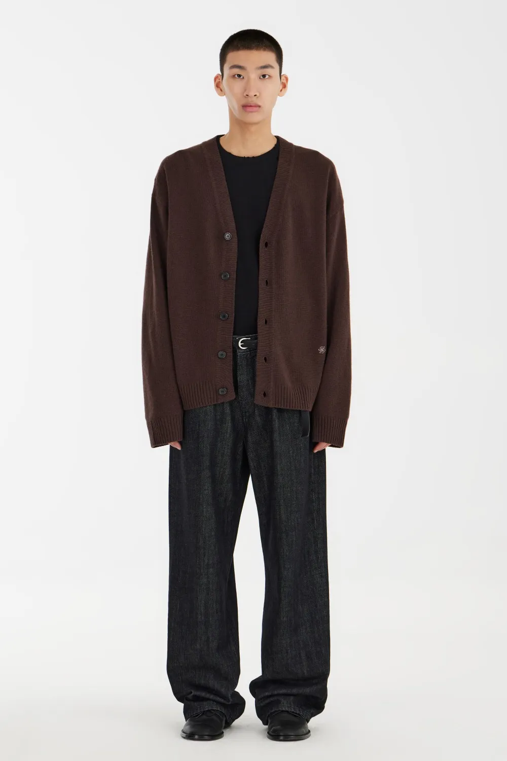 Phối áo cardigan nam với quần ống rộng cực ngầu và cá tính