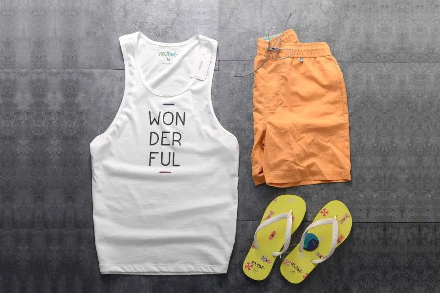 Áo tanktop là một item không thể thiếu khi đi du lịch biển.