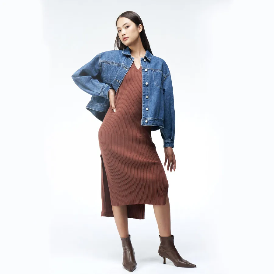 Các quý cô cổ điển không thể làm ngơ trước sự kết hợp đầy thời trang và sang trọng của đầm, áo khoác jean và boots trong bộ outfit này