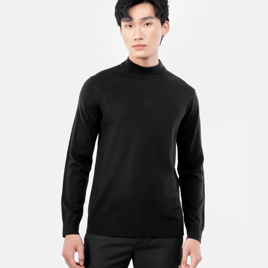 Áo dệt kim cổ cao sơ vin với quần kaki đảm bảo mang đến phong cách dịu dàng, trầm lắng đầy cổ điển cho chàng