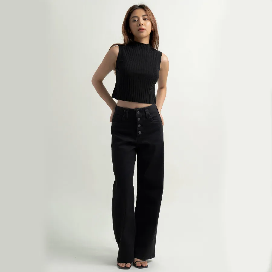 Nàng cá tính, năng động không thể bỏ qua mẫu áo croptop dệt kim và chiếc quần jean thoải mái này