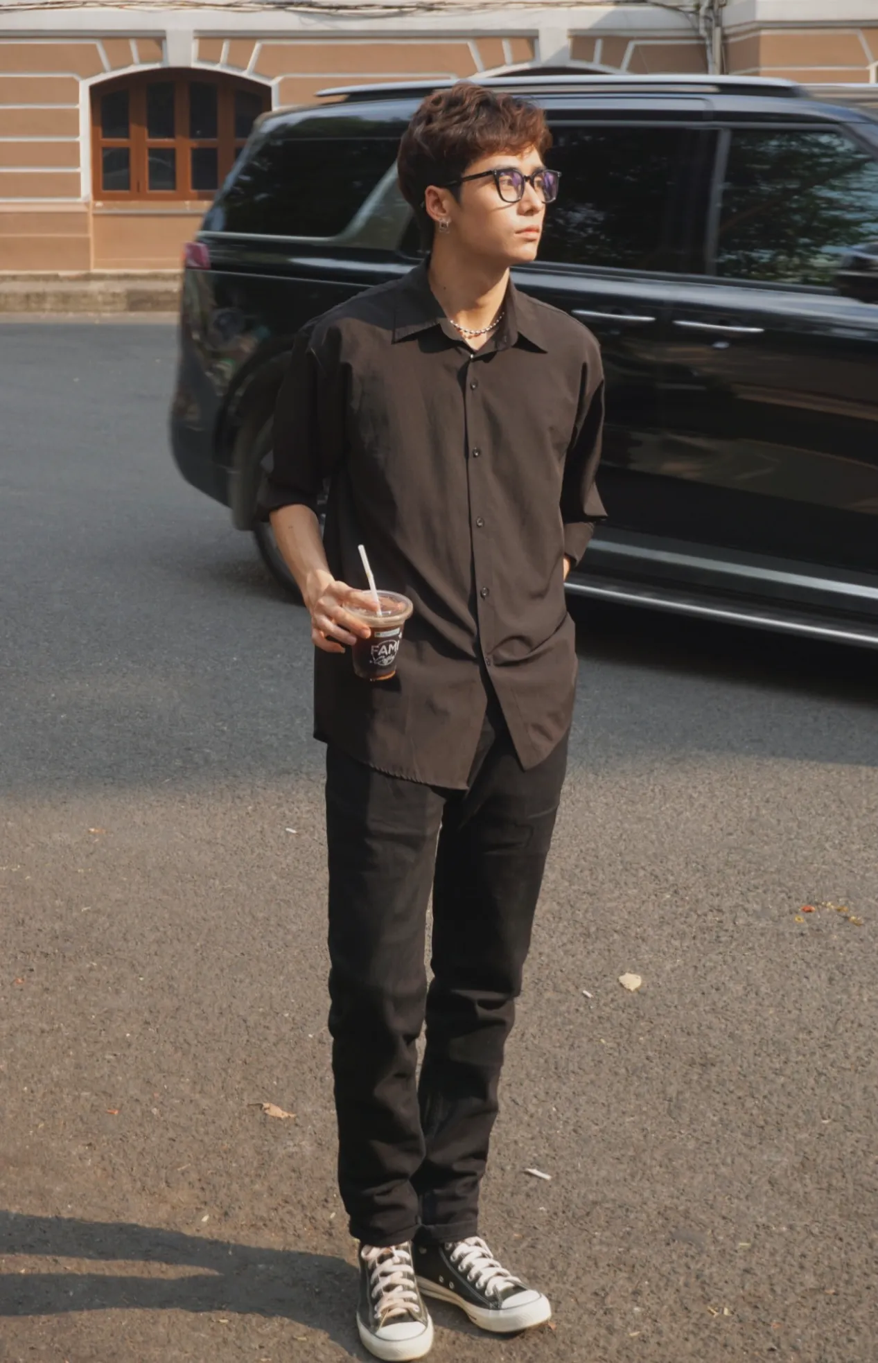 Phối đồ áo sơ mi đen nam với quần jean cùng màu cực năng động và trẻ trung