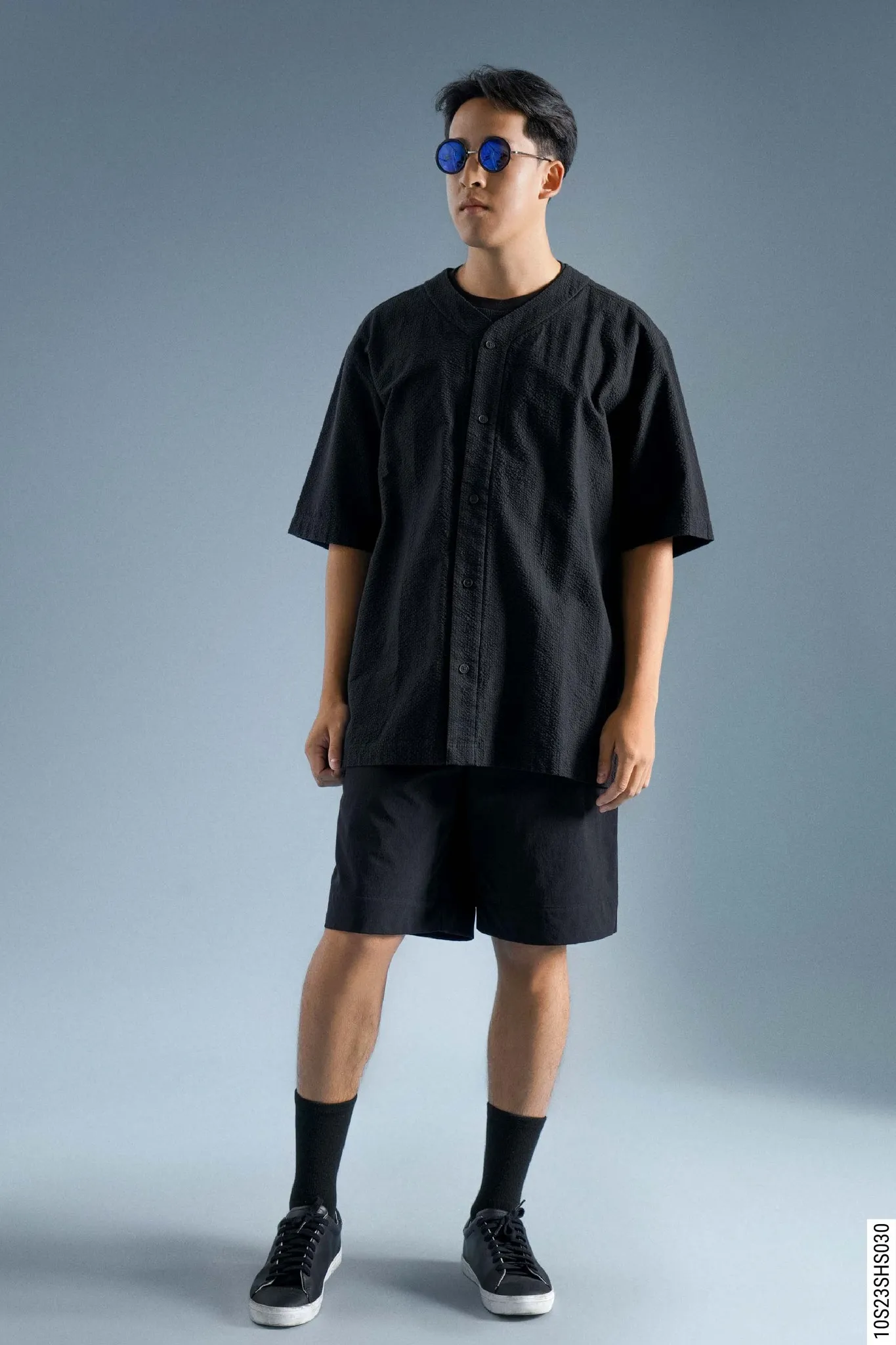 Phối áo sơ mi nam đen với quần short cùng màu và sneaker cá tính