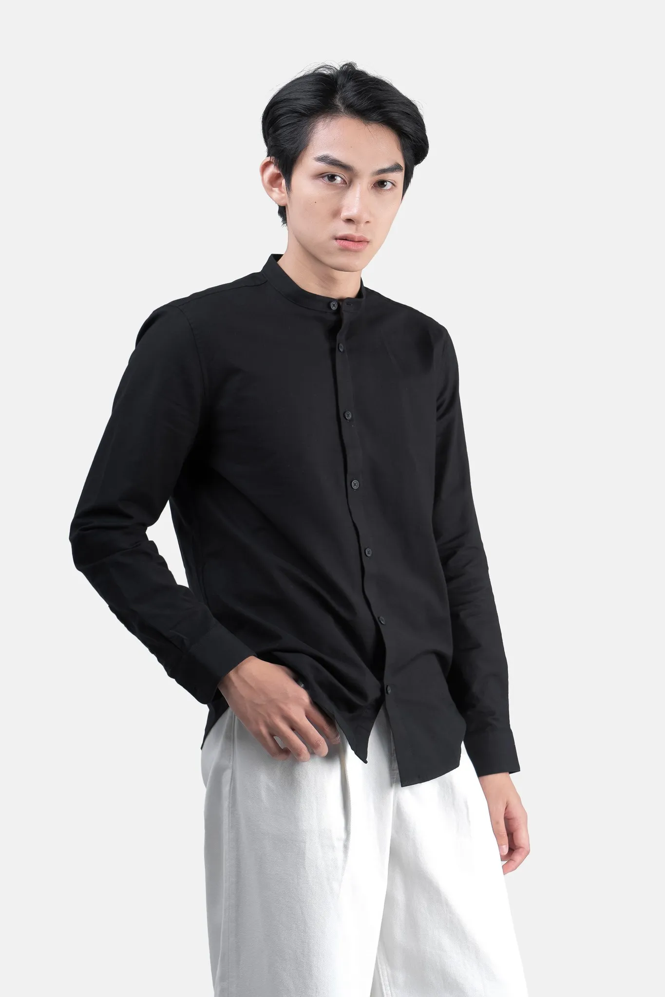 Phối áo sơ mi nam đen với quần trắng ống suông theo style Hàn Quốc