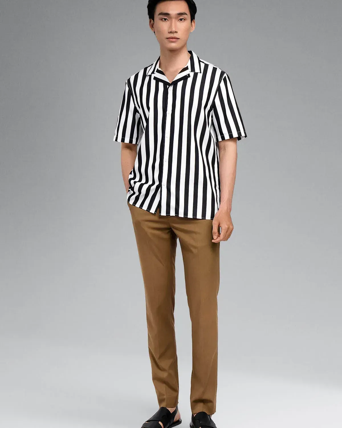 Phối áo sơ mi sọc đen với quần tây nâu thật cuốn hút