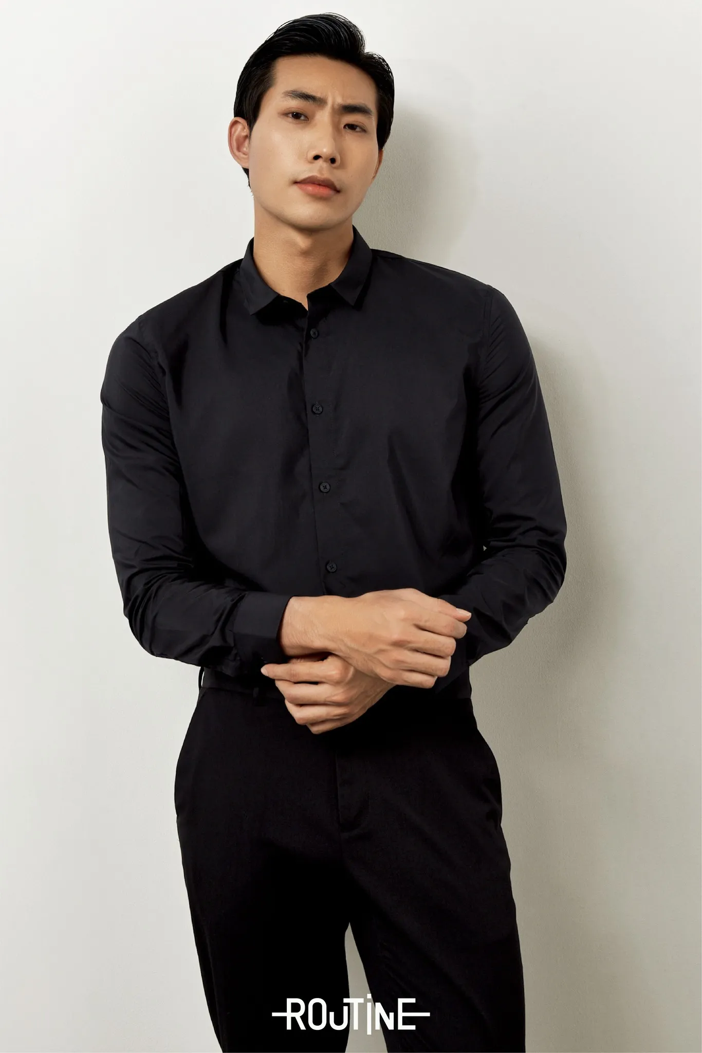 Phối áo sơ mi đen dài tay với quần âu cùng màu đầy cuốn hút