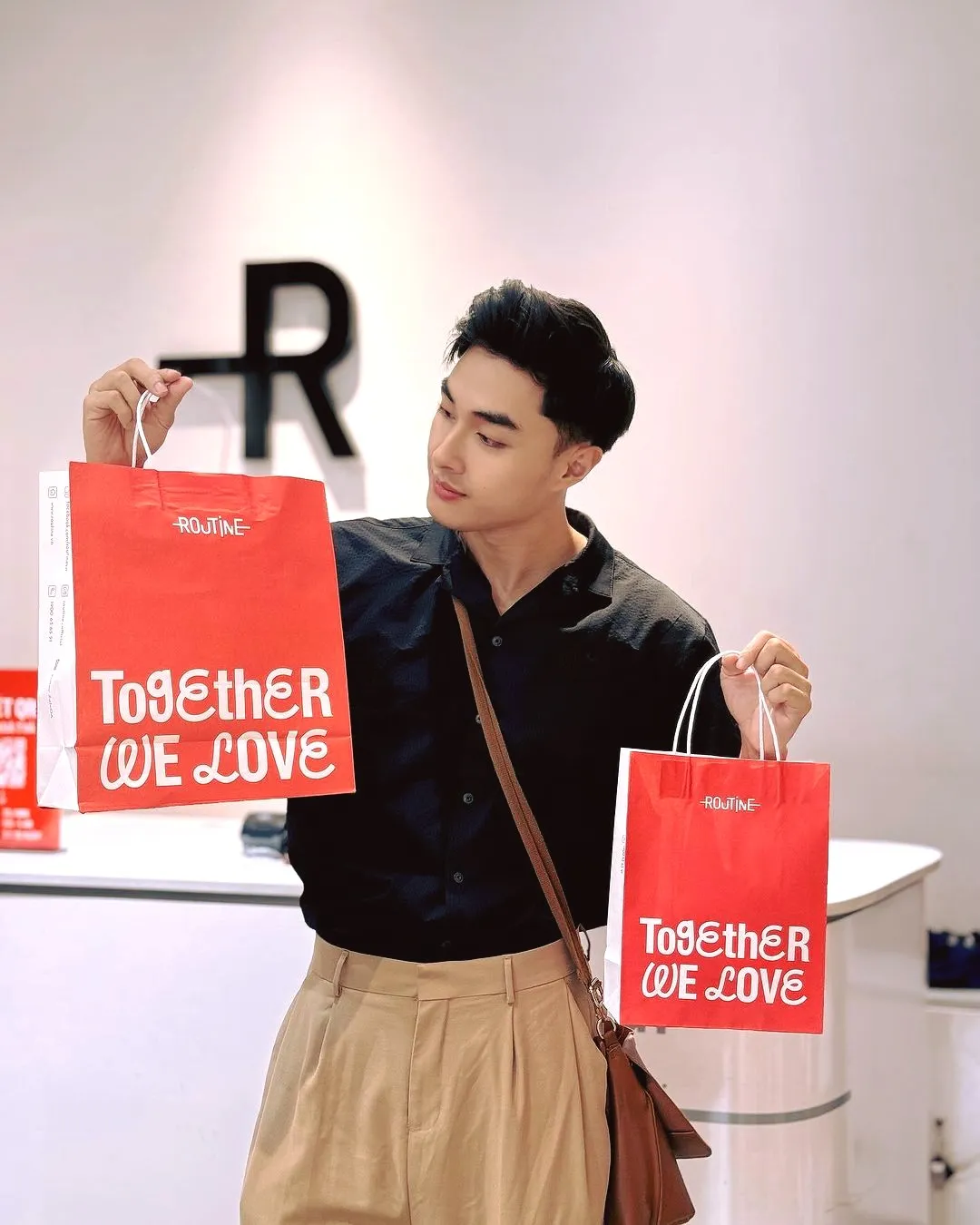 Phối áo sơ mi nam đen và quần kaki thời thượng cho diện mạo thật trẻ trung