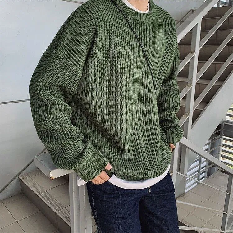 Áo Sweater cổ điển là mẫu áo tối màu, và có thể dễ dang kết hợp được nhiều loại trang phục khác nhau