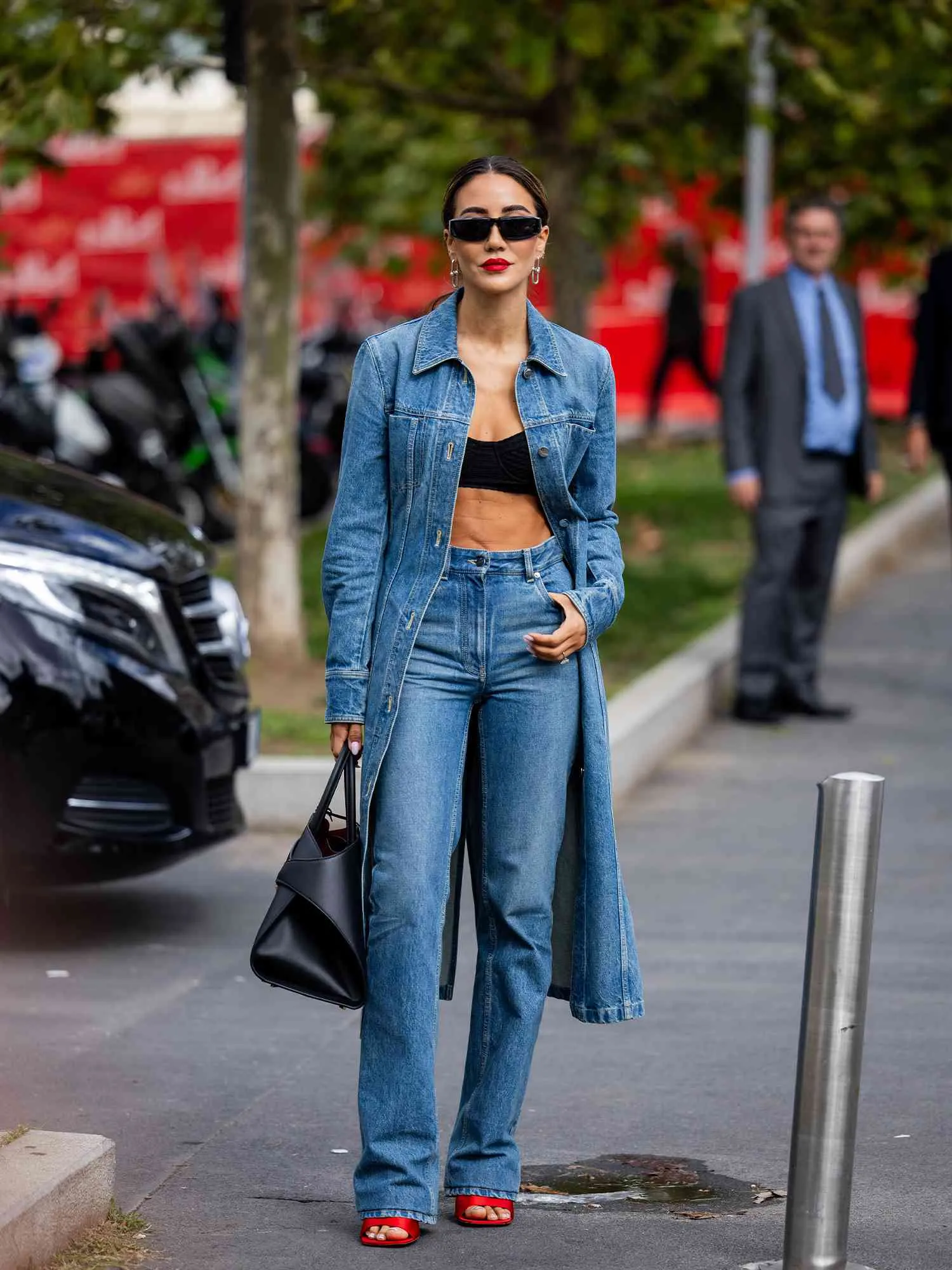 Quần jean ống đứng là item thời trang hot hit được các cô nàng ưu ái lựa chọn