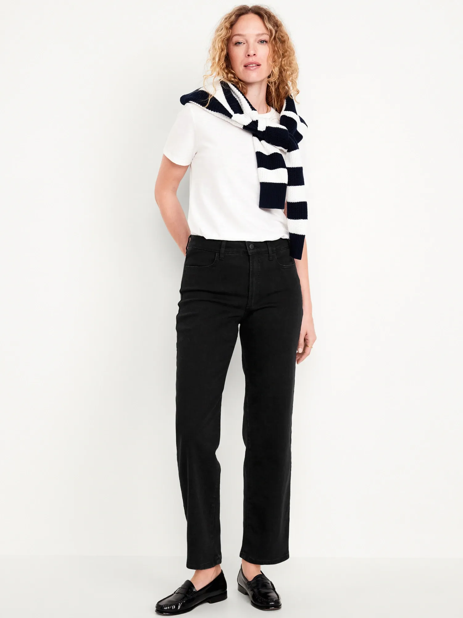 Quần jean ống đứng phối cùng áo phông basic kết hợp nhiều phụ kiện sang trọng