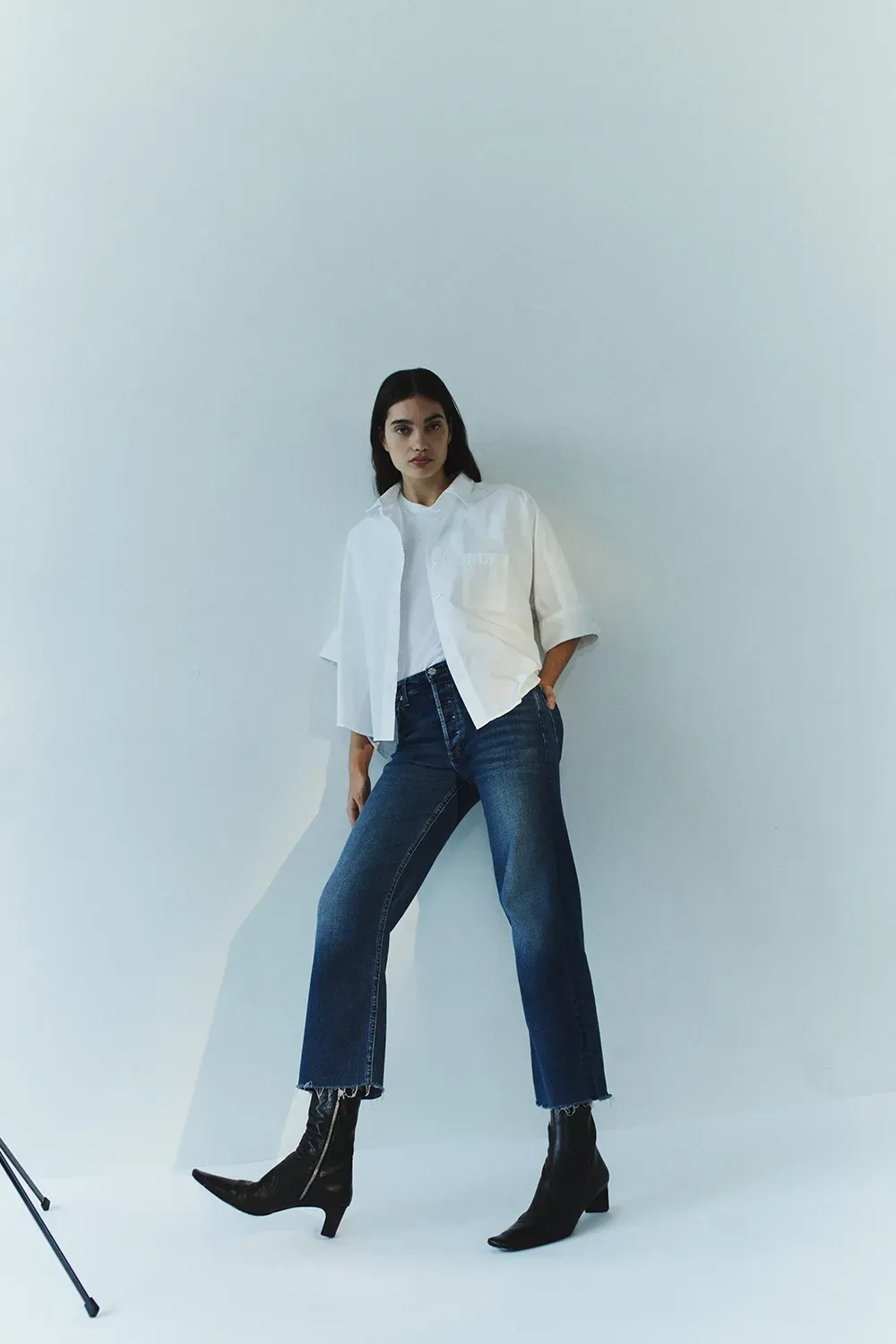 Phá cách cực khác biệt khi phối đồ với quần jean ống đứng và croptop