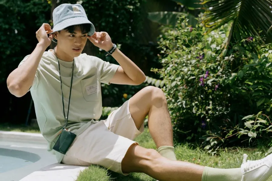 Quần short nam phối cùng áo thun là cách phối cơ bản cho ra set đồ tiện dụng, đa năng.