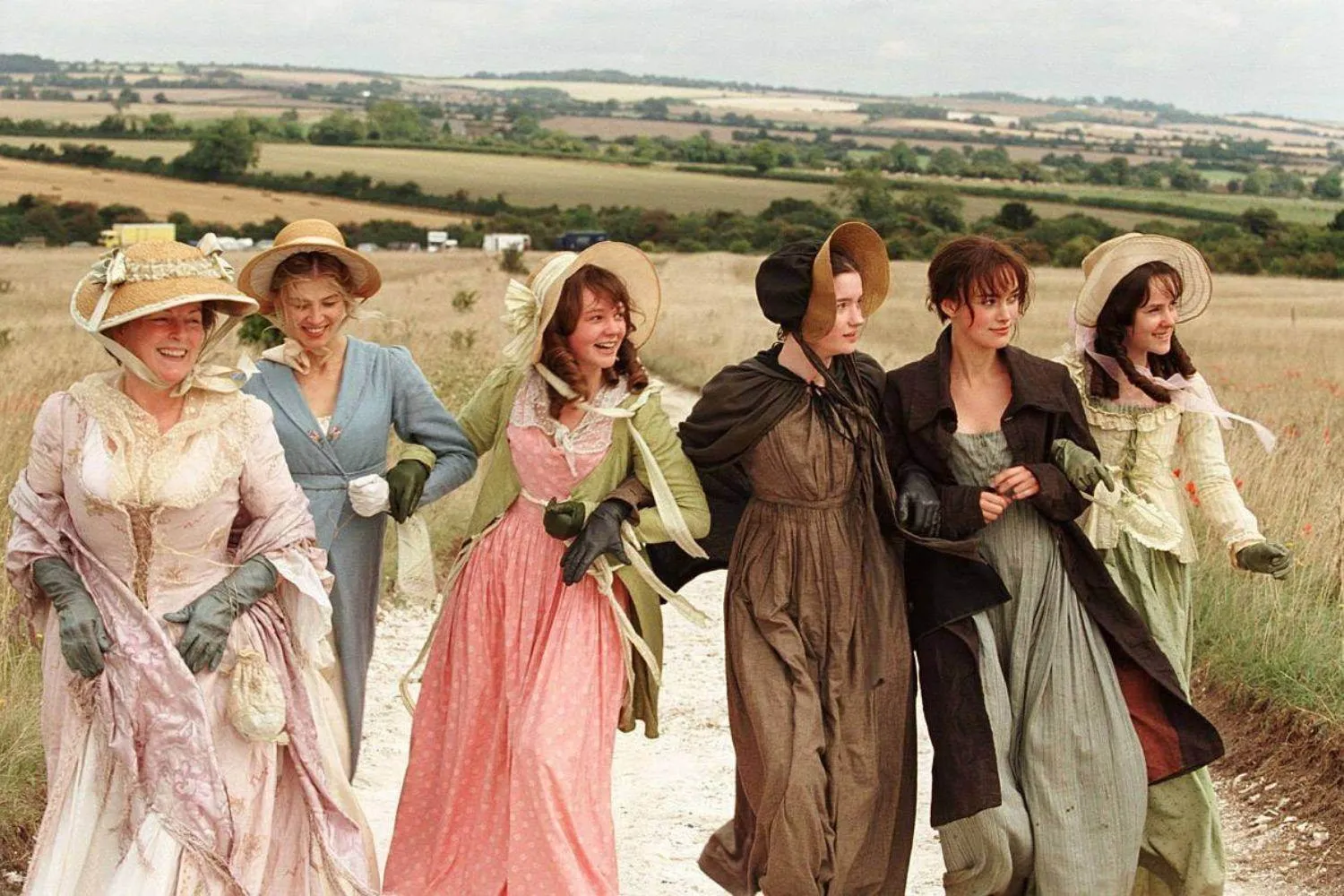 Áo tay phồng, váy hoa nhí là thiết kế đặc trưng của phong cách Cottagecore