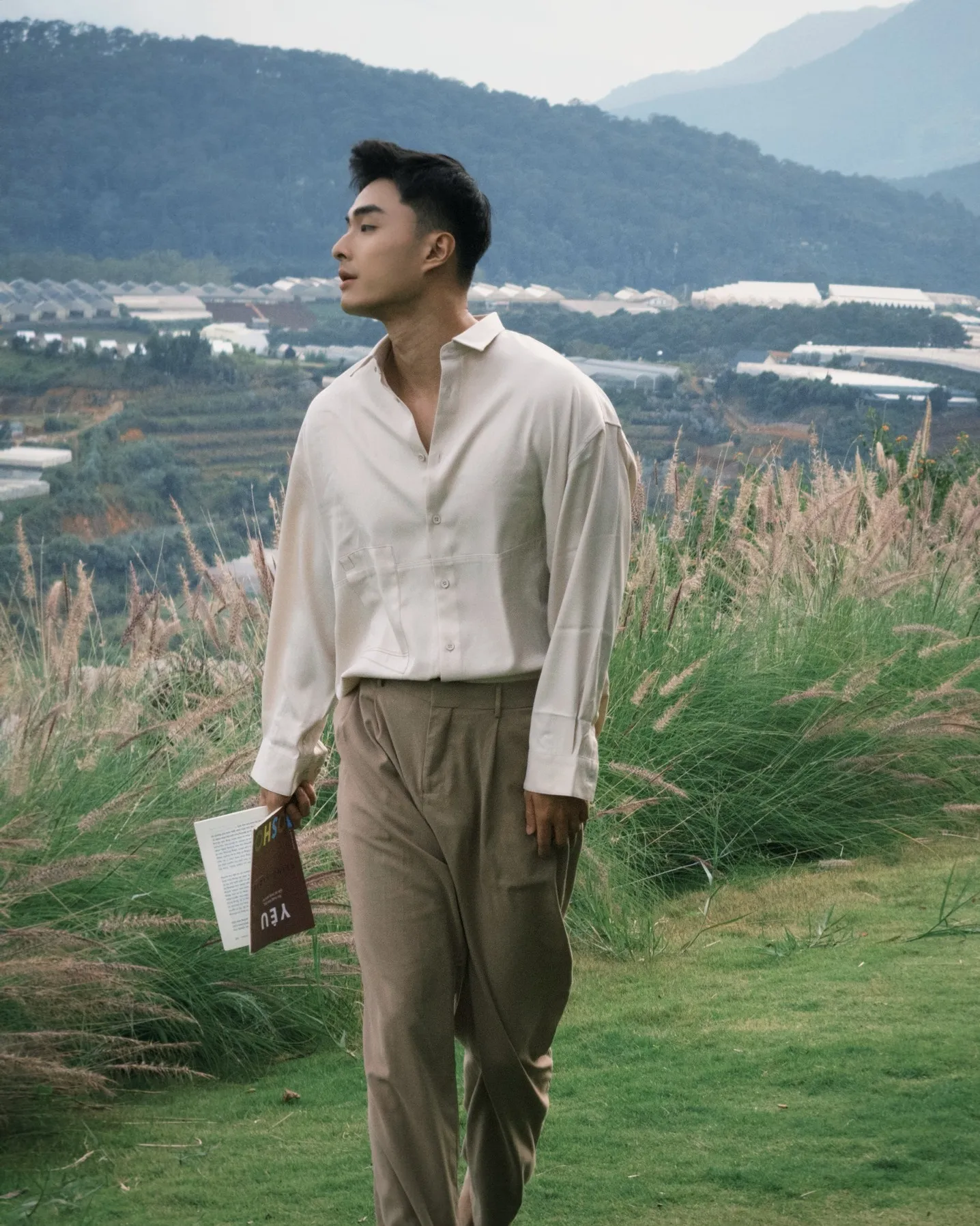 Phối quần kaki ống đứng với áo sơ mi điển trai, thanh lịch