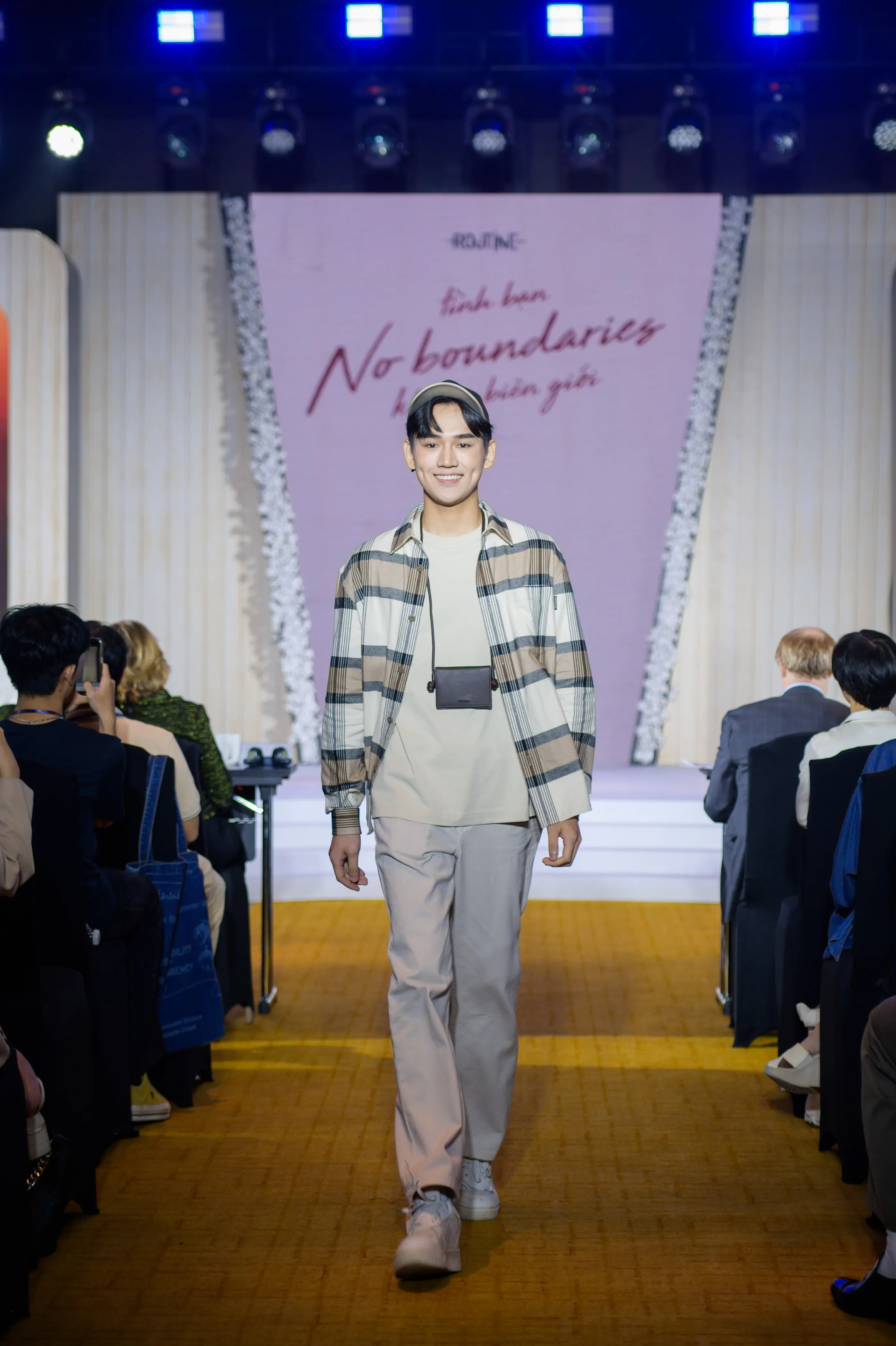 một outfit sáng màu