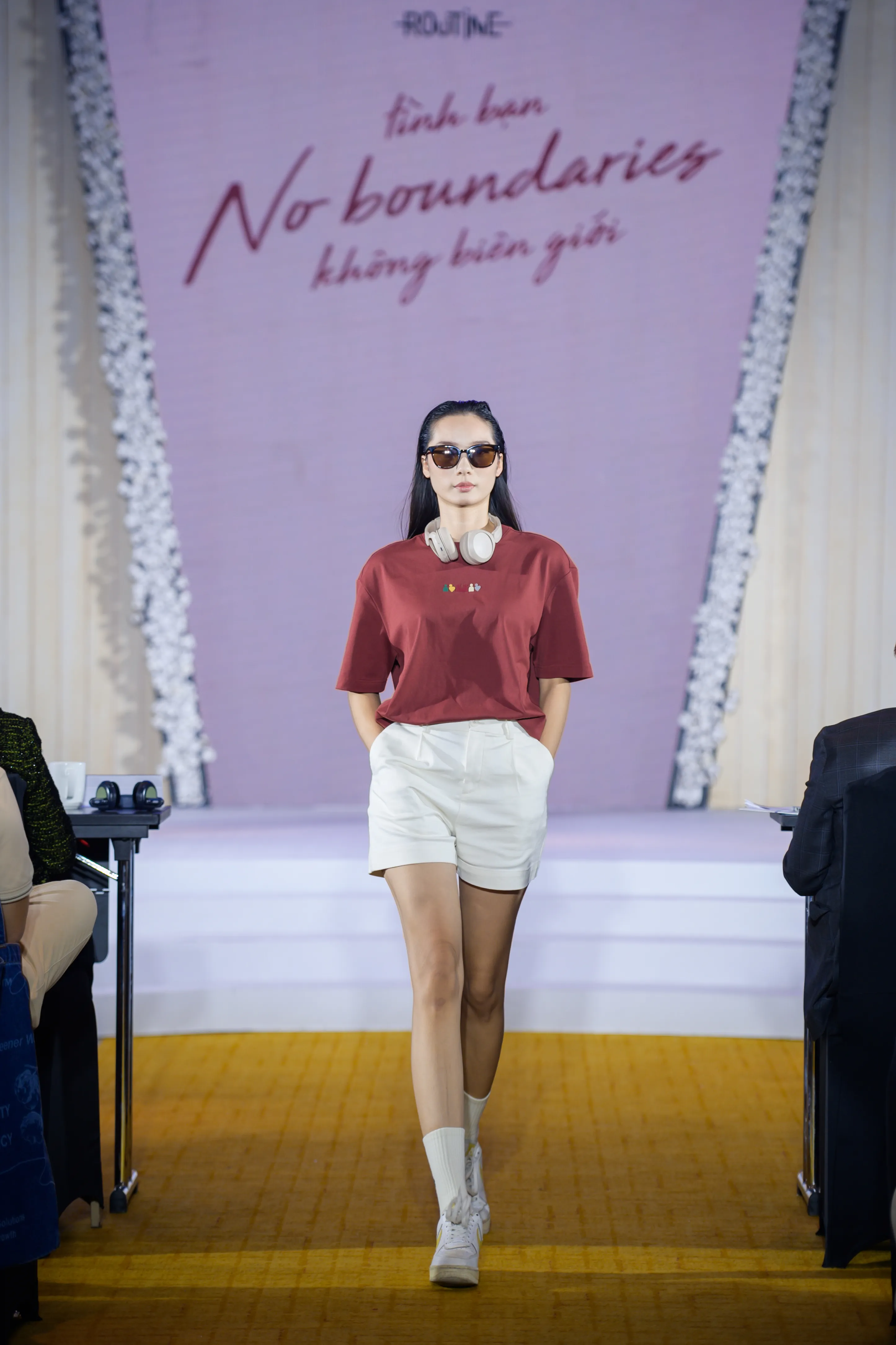 quần short trắng với áo thun màu nâu
