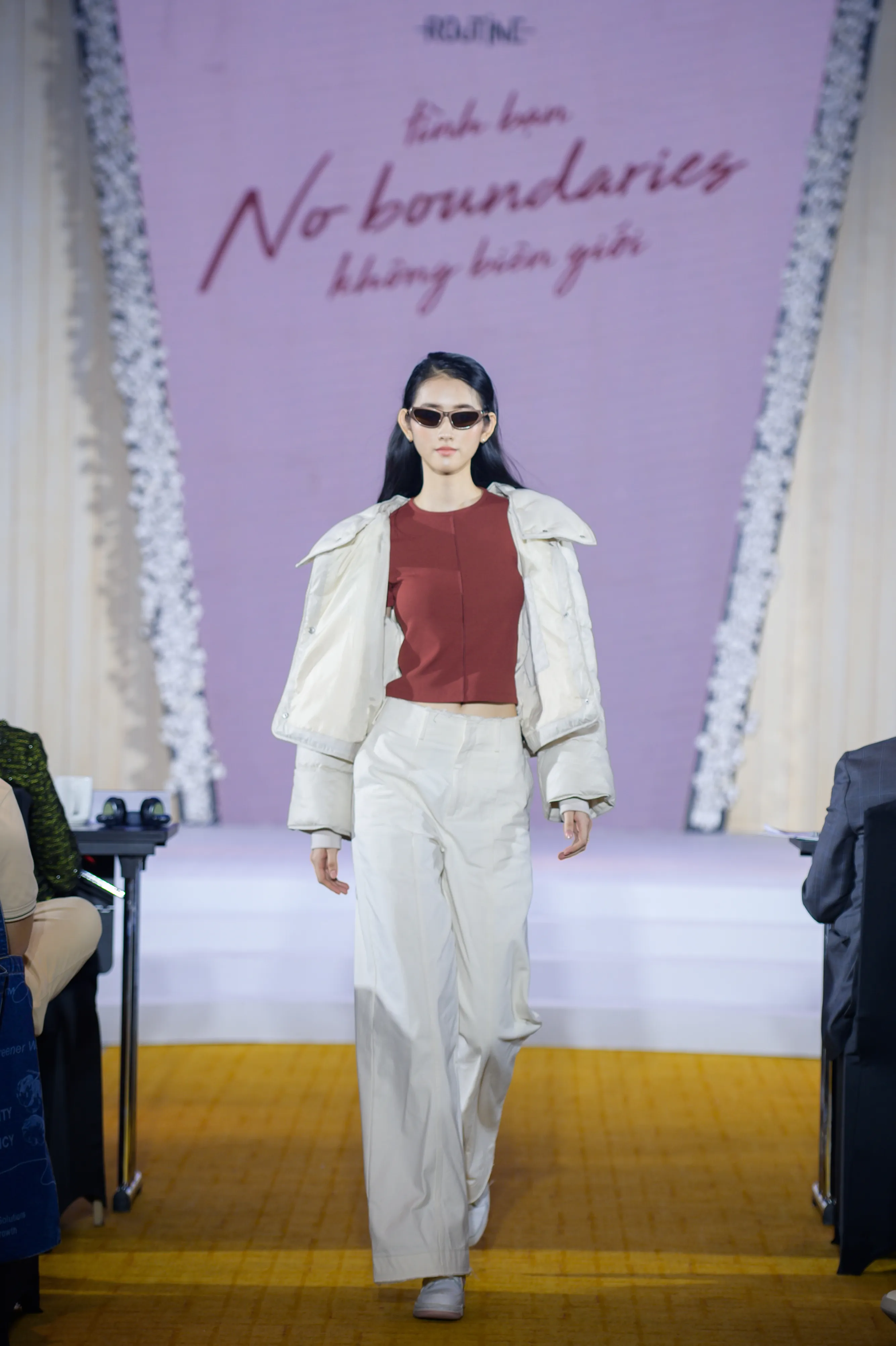 outfit quần trắng áo phao trắng