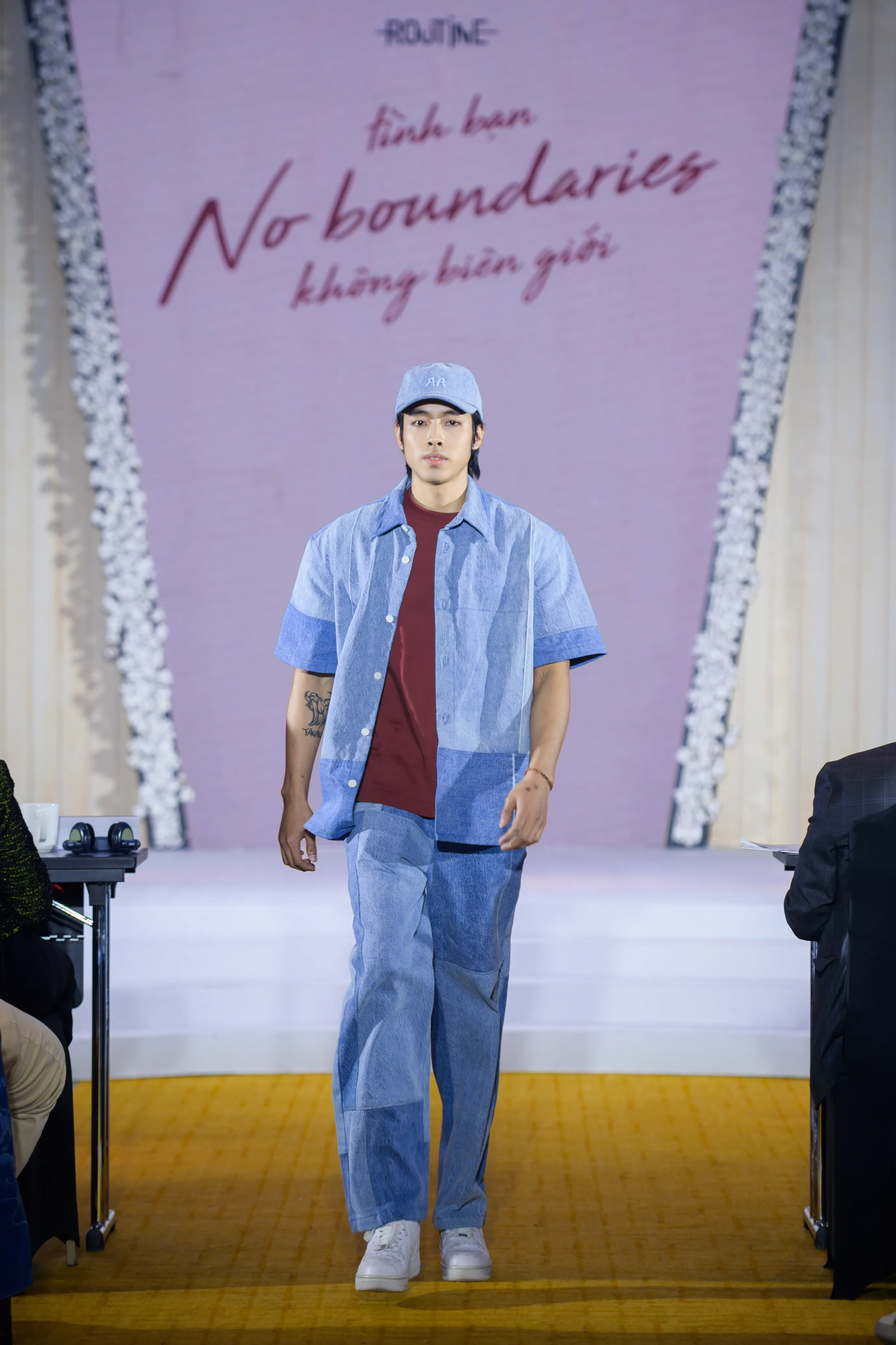 sơ mi jean ngắn tay với quần jean nam