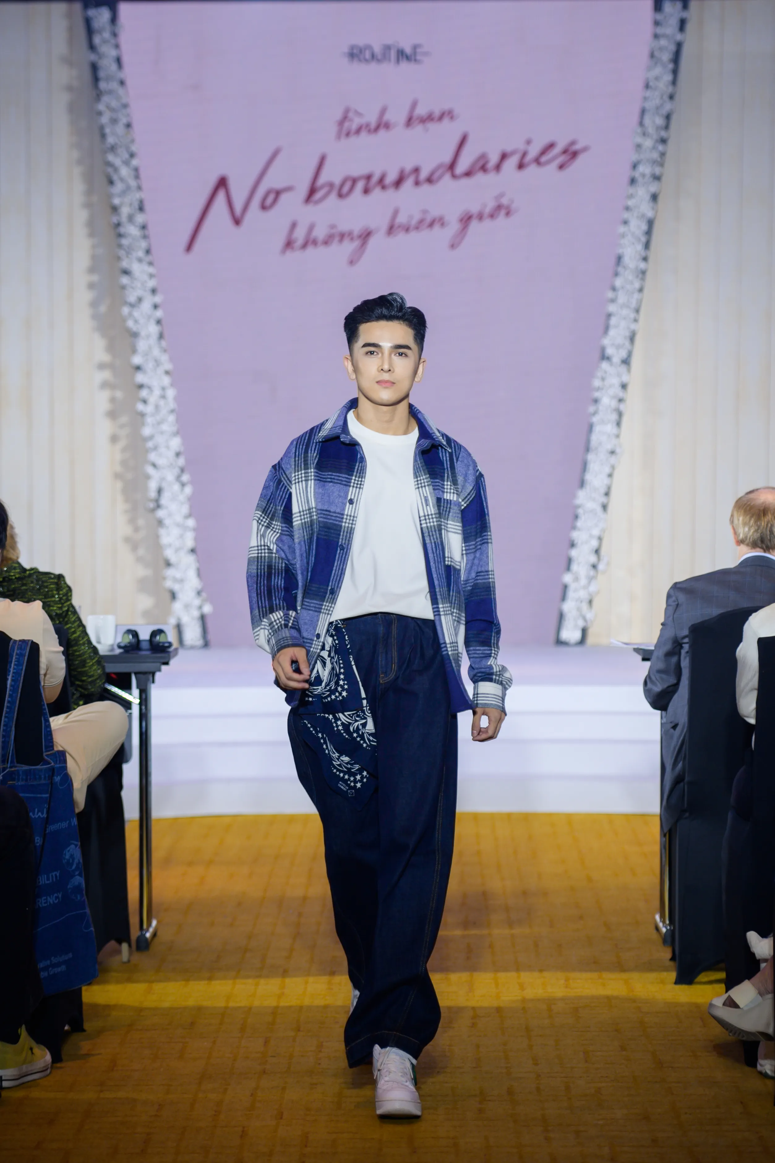 Quần jean ống rộng với sơ mi flannel